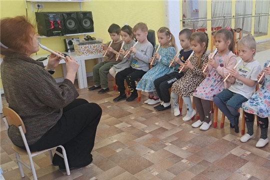 Дошкольники осваивают игру на свирели Э. Смеловой