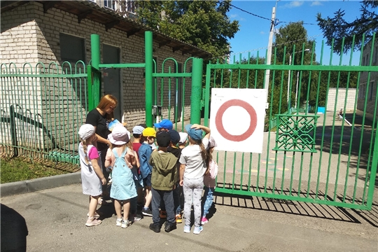 Дверь чужим не открывать - это каждый должен знать.