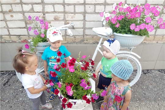 Цветы, как люди, на добро щедры…