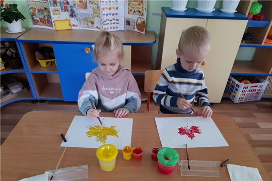 Оттиски кленовыми листьями
