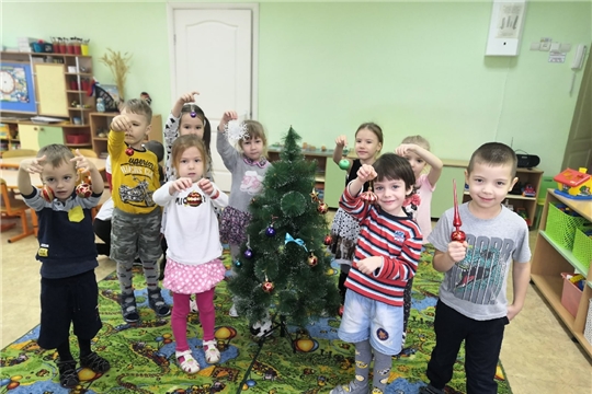 Елочка наряжается