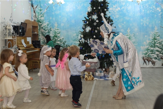 Новогодний утренник в группе «Одуванчики