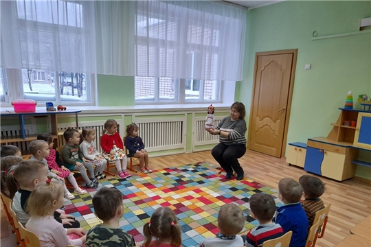 Дети младшей группы «Смородинки» знакомятся с чувашской куклой
