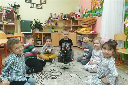 Елочка, смотри, нас не забывай! 