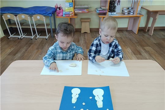 Снеговики играют в снежки