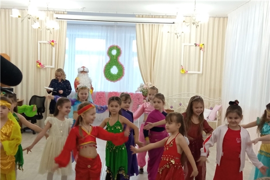 8 марта в группе №8 "Землянички"
