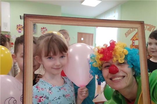 Нам живется лучше всех, Потому что с нами смех!