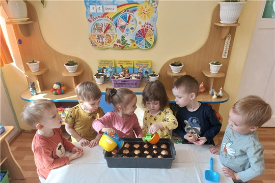 Лук болеть нам не велит, ведь он — зеленый Айболит!