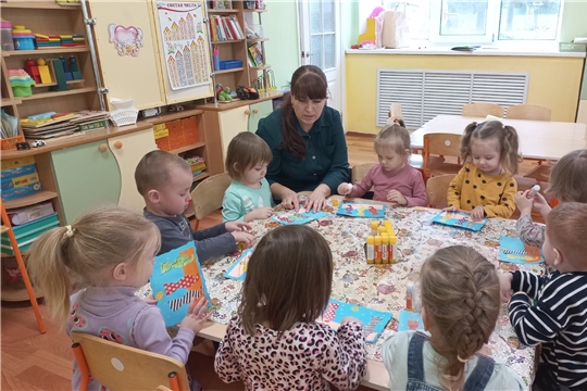 Аппликация в младшей группе "Пчёлки"