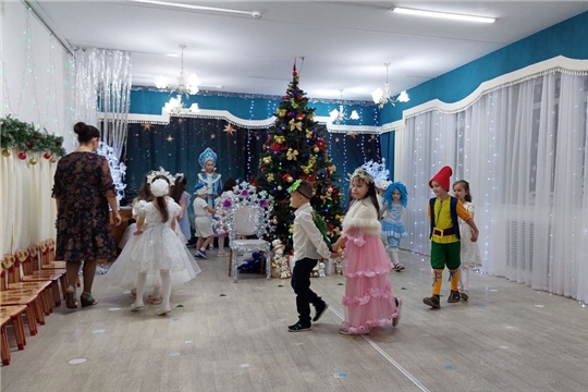 Ярко и зажигательно прошел новогодний утренник в подготовительной к школе группе №2 «Ромашки».