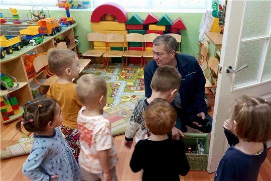В младшей группе "Пчёлки" дети продолжают знакомиться с профессиями.