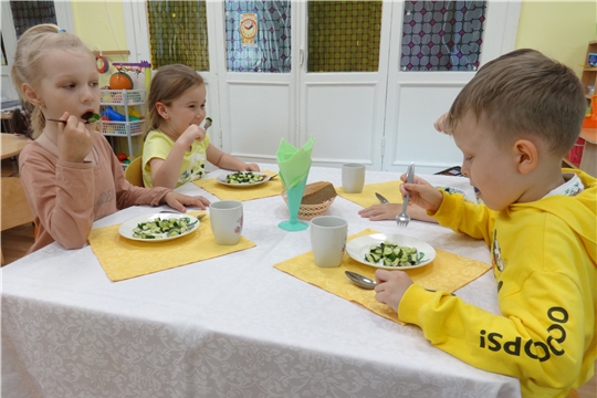 Салат из свежих огурцов