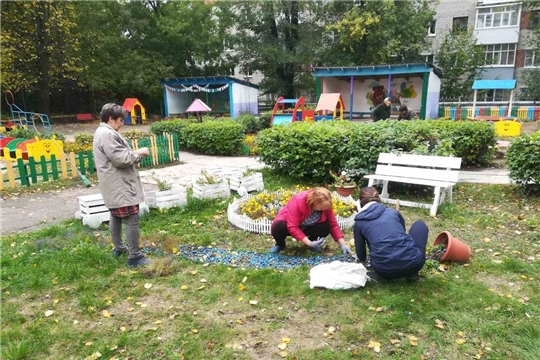 В детском саду был проведён субботник по уборке территории ДОУ
