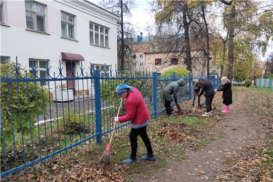 В детском саду прошел субботник по уборке территории детского сада