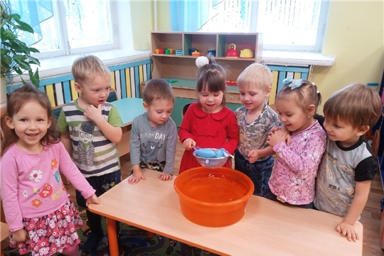 Рыбки плавают в аквариуме