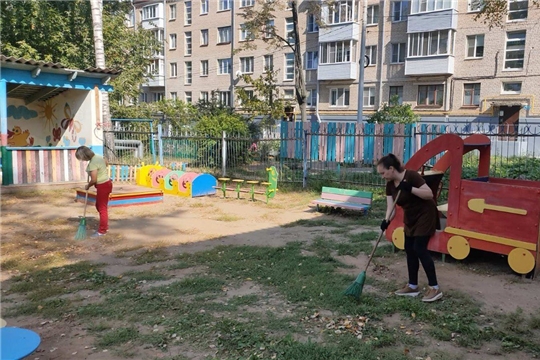 Сегодня в ДОУ прошёл «Чистый четверг» по уборке территории детского сада