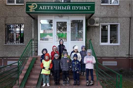 Экскурсии в аптеку и парикмахерскую.