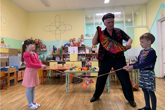 Знакомство с профессией фокусник.