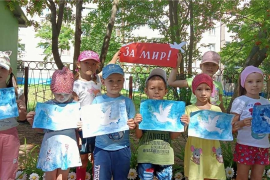 Выставка рисунков "Мир на планете "Земля!"