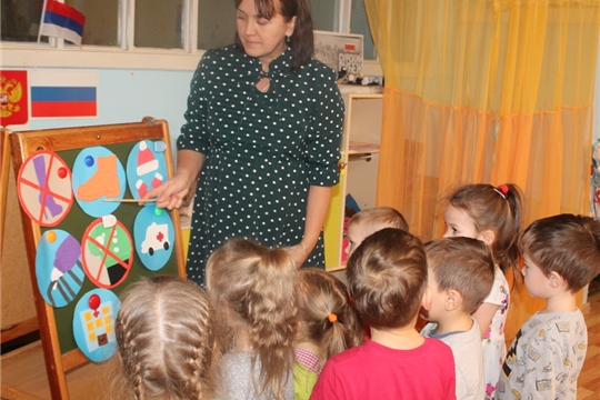 Топают ножки по скользкой дорожке.