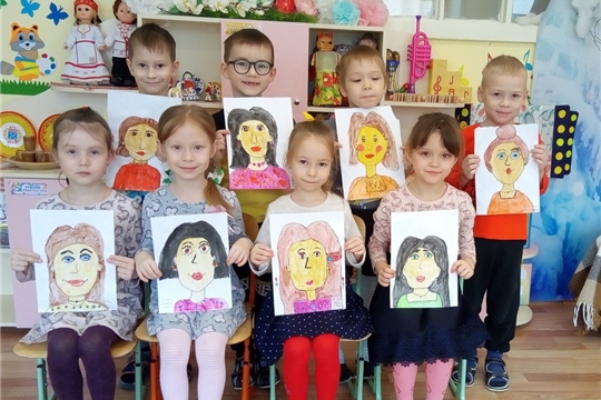 Выставка рисунков «Портрет любимой мамочки».