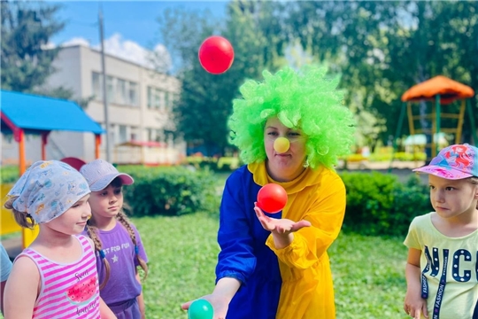  Клоуны в гостях у детей