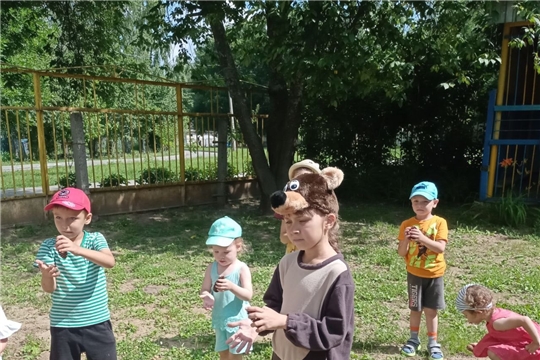 Бурый Мишка в гостях у группы "Подсолнухи"
