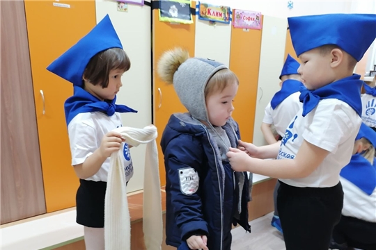 Тимуровцы помогают младшим друзьям