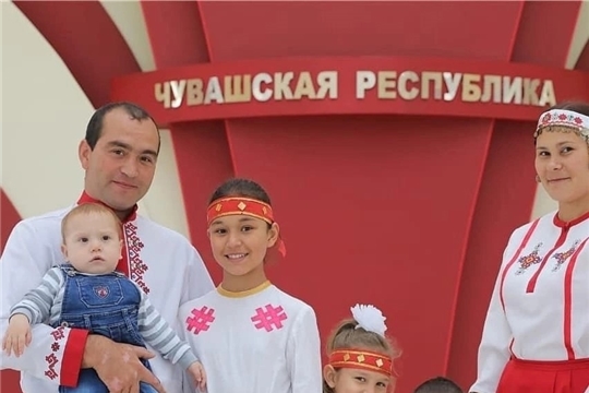Семья воспитанника группы «Подсолнухи» присоединяется к онлайн-флешмобу «Моя семья в национальном костюме»