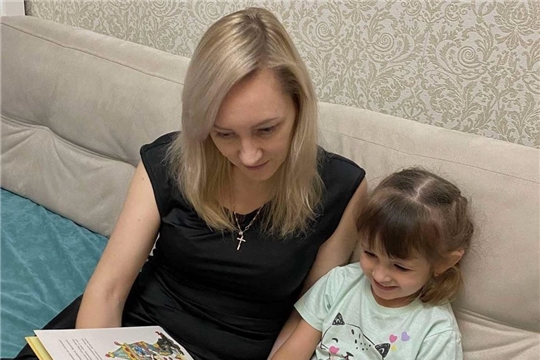 В рамках года семьи воспитанники детского сада вместе с мамами принимают участие в фоточеллендже "Почитай мне, мама".