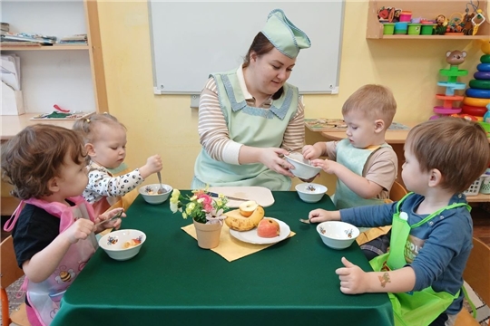 Воспитанники  группы " Гномики" приготовили фруктовый салат рамках кулинарного мастер-класса
