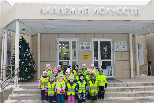 В рамках республиканского проекта "По родному краю с рюкзаком шагаю" ребята старшей группы "Звездочки" посетили Чебоксарскую детскую Академию искусств 