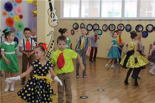 Выпускной утренник в группе "Ромашка".
