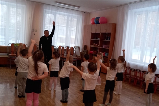 "Зарядка с папой веселее"