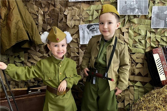  "С праздником!"