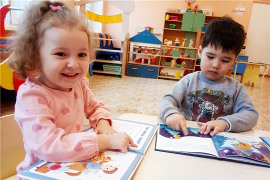 Чтение книг в младшей группе