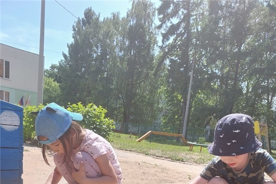 "На асфальте я рисую"
