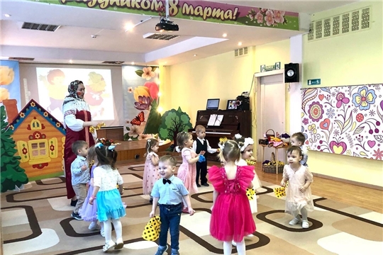 Международный женский день в группе "Паровозик"