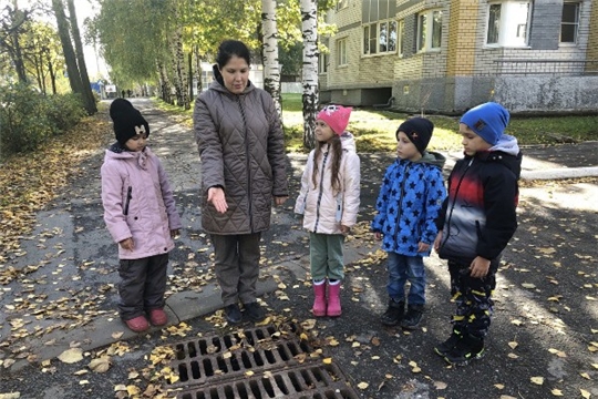 Водоворот у ливневки (опасность открытых или приоткрытых люков на улице)