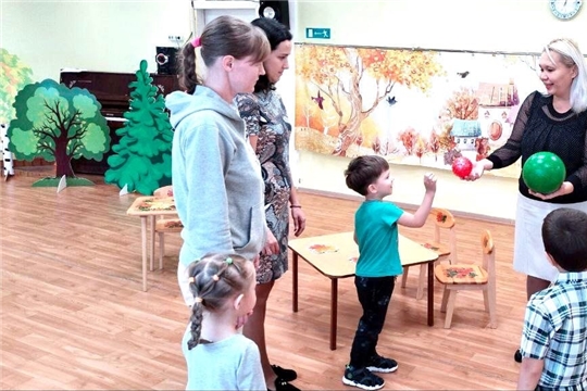Тренинговое занятие, в котором родители обучались взаимодействию с детьми в играх
