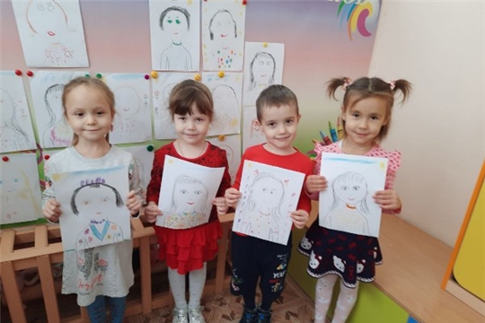 Выставка рисунков ко Дню Матери