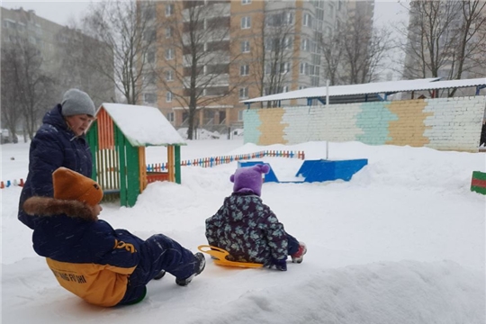 Первые катания на ледянках (опасность получения травм от падения и выезда на проезжую часть)