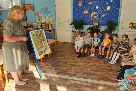Рассматривание картины "Семья ежей"