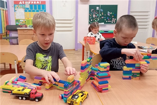 Игры детей с конструктором