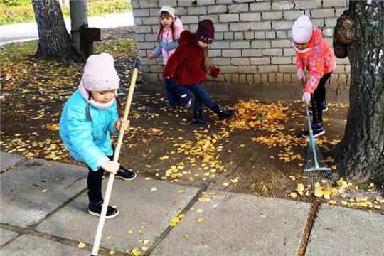 Мы на улице гуляли, дружно листья собирали.