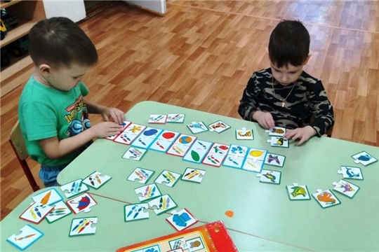 В настольные игры играем,  ум развиваем.
