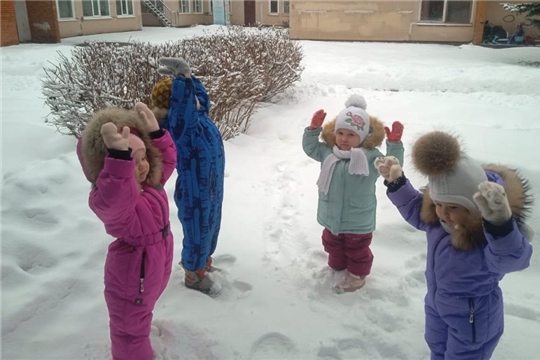 Мы зимой не скучаем, дружно весело играем!!!