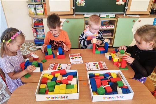 Играем в настольные игры.