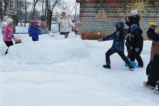 В снежки играем, про безопасность не забываем.