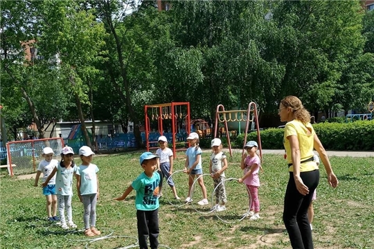 Обруч нам необходим, поиграют дети с ним